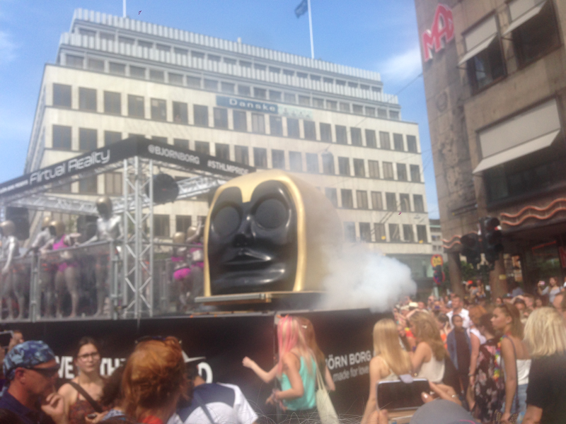 Illustration for article titled My photos from the biggest pride parade in Sweden!